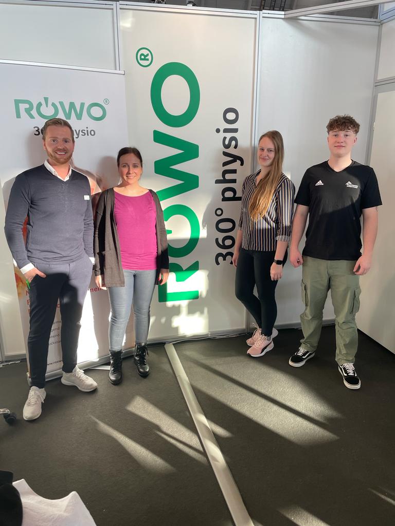 Vier Teammitglieder am RÖWO-Messestand in Stuttgart